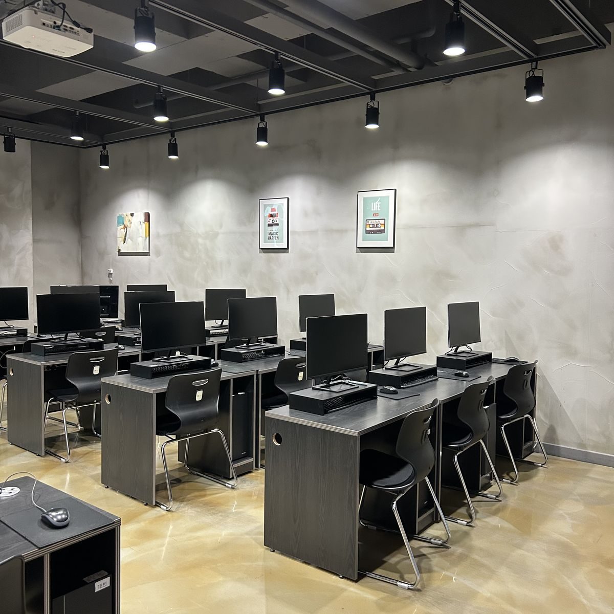 그린AI캠퍼스 PC 실습 강의실 — 전 좌석 PC 실습 환경